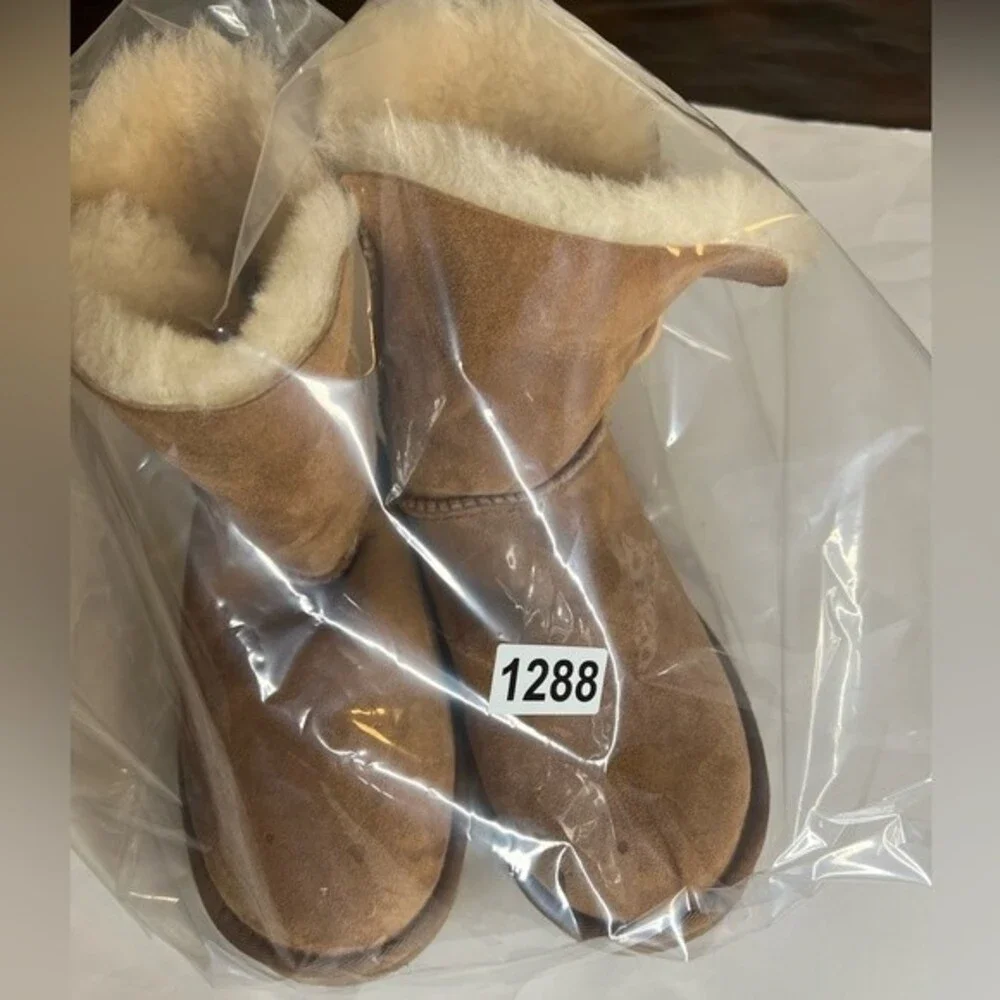 UGG Bailey Button II  Size 6
